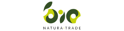 Logo Natura Trade z dwiema zielonymi kroplami i listkami nad napisem NATURA TRADE