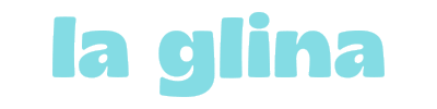 Logo La glina w jasnoniebieskim kolorze na ciemnozielonym tle